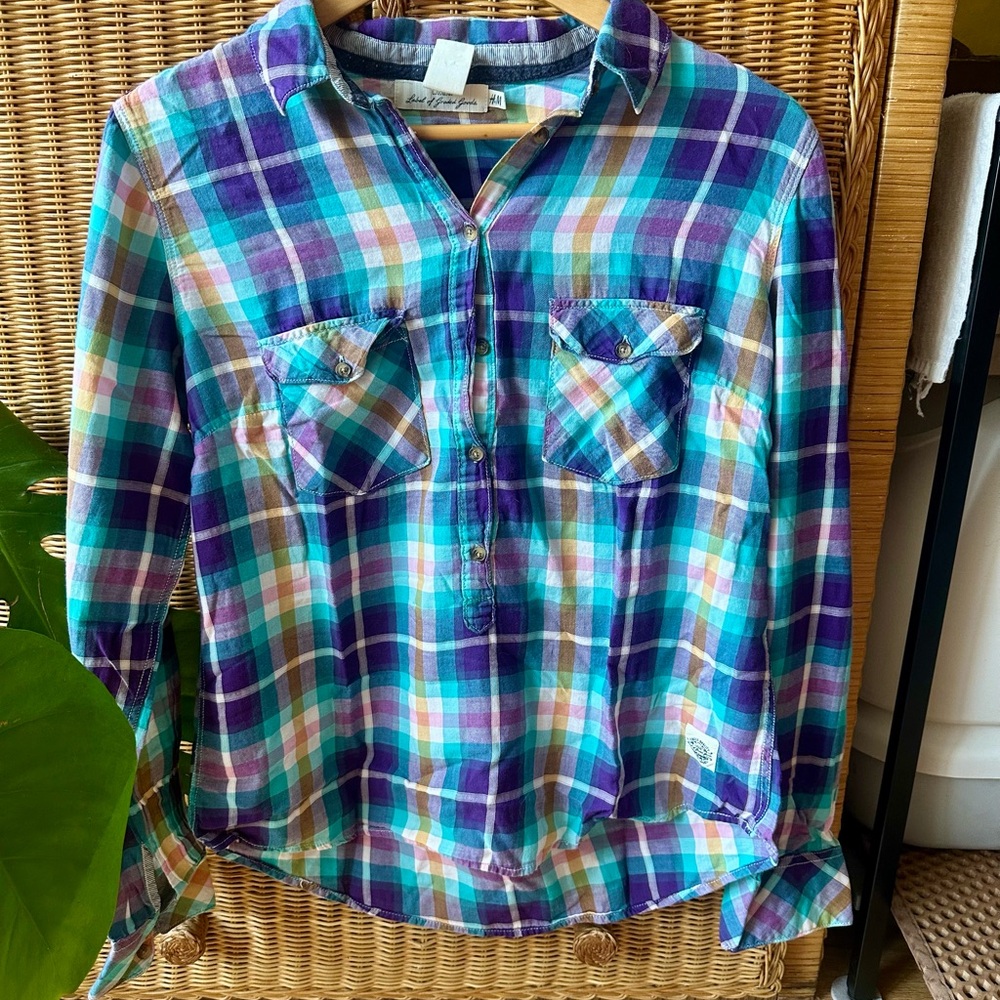 H&M Multicolor Plaid Button Down Shirt
Vibrant and fun